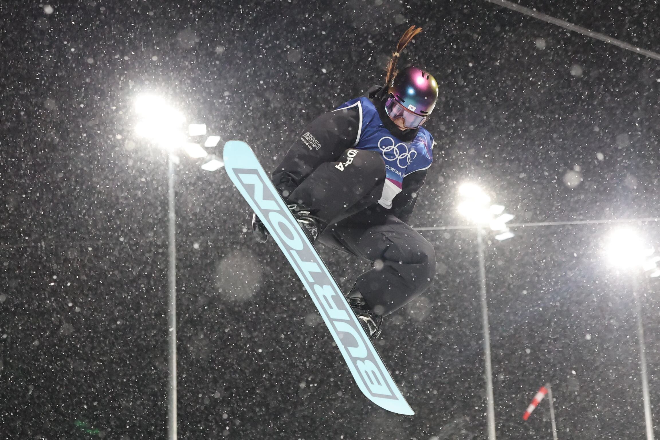지난 12일(현지시각) 이탈리아 리비뇨 스노파크에서 열린 2026 밀라노·코르티나담페초 동계 올림픽 스키 스노보드 여자 하프파이프 결선에서 최가온이 마지막 묘기를 선보이고 있다./뉴스1