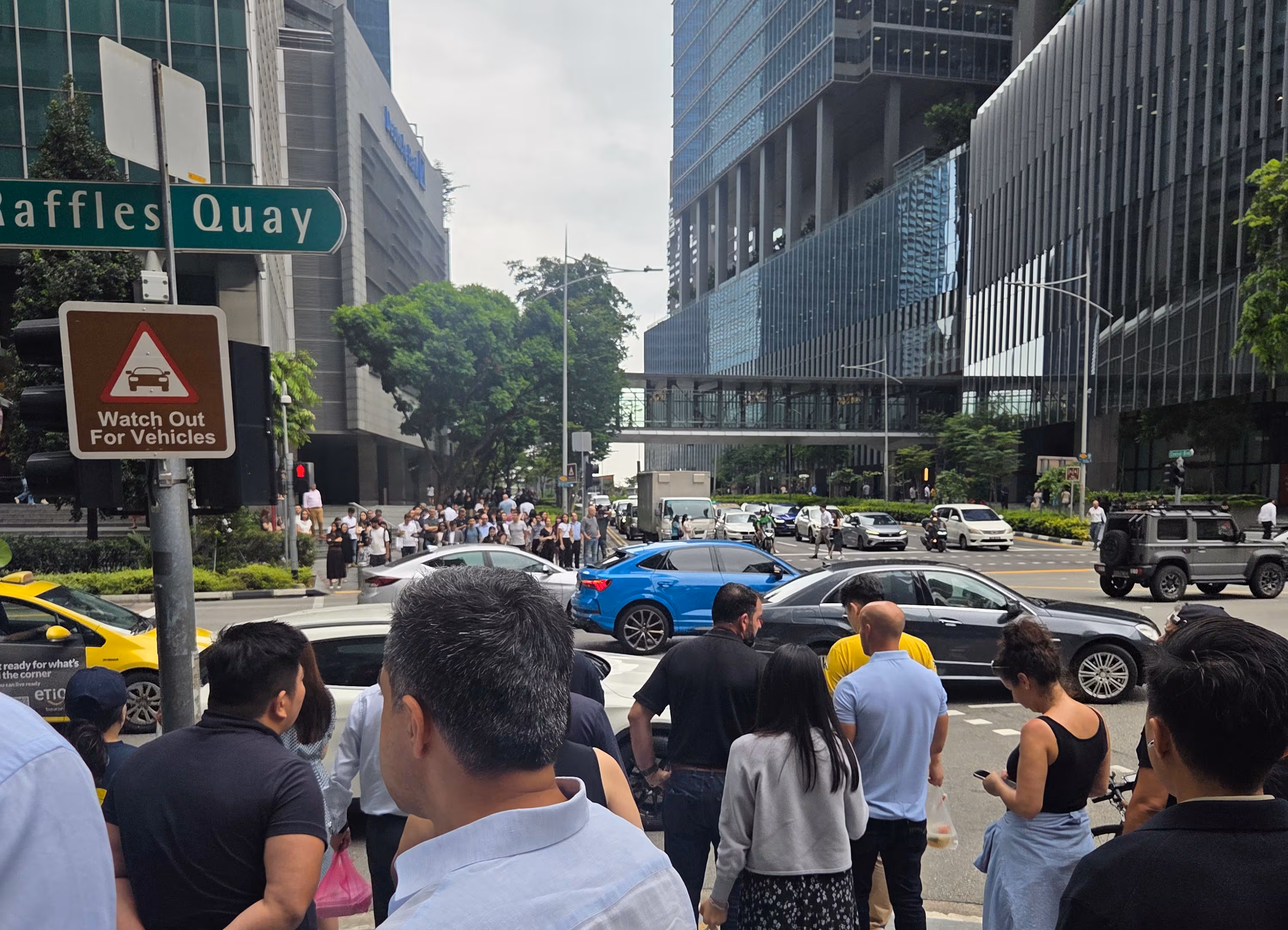 싱가포르의 금융 중심지 래플스 플레이스(Raffles Place) 근처를 많은 사람들이 오가고 있다. /강정아 기자