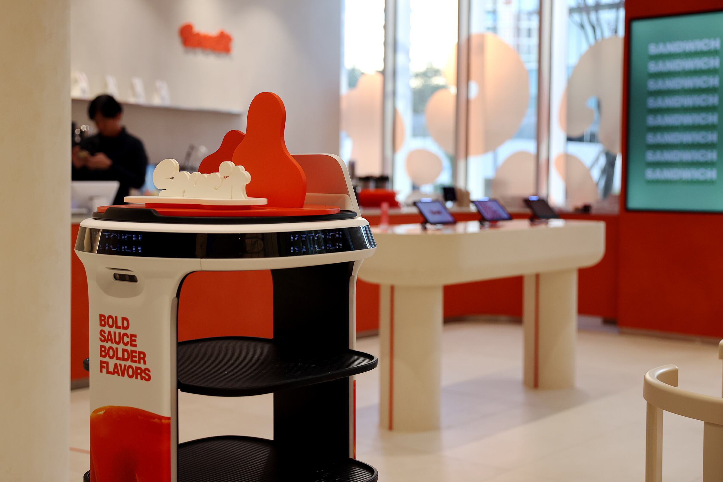 소싯 매장에서 서빙 로봇이 돌아다니고 있다. /교촌에프앤비 제공