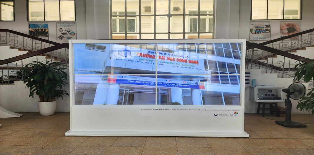 하노이 공과대학에 투명 OLED가 설치된 모습./한국디스플레이산업협회