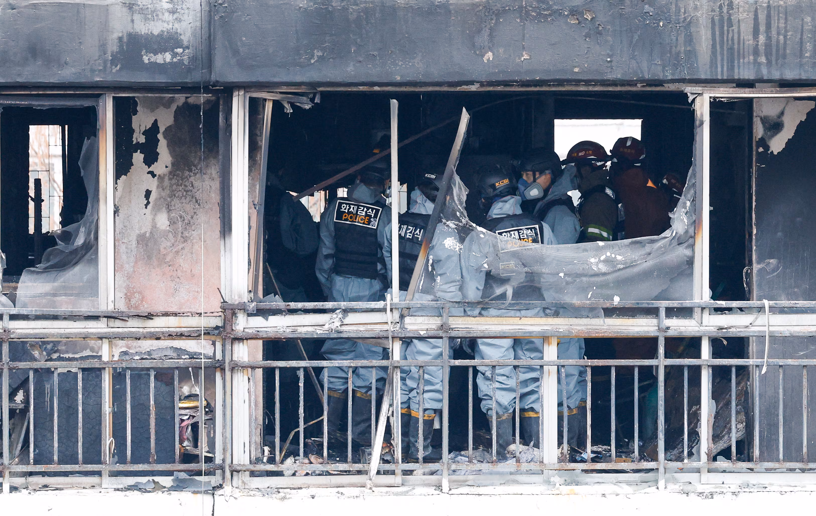 24일 오전 서울 강남구 은마아파트에서 경찰, 소방 관계자들이 화재 원인 조사를 위해 합동 감식을 하고 있다./뉴스1