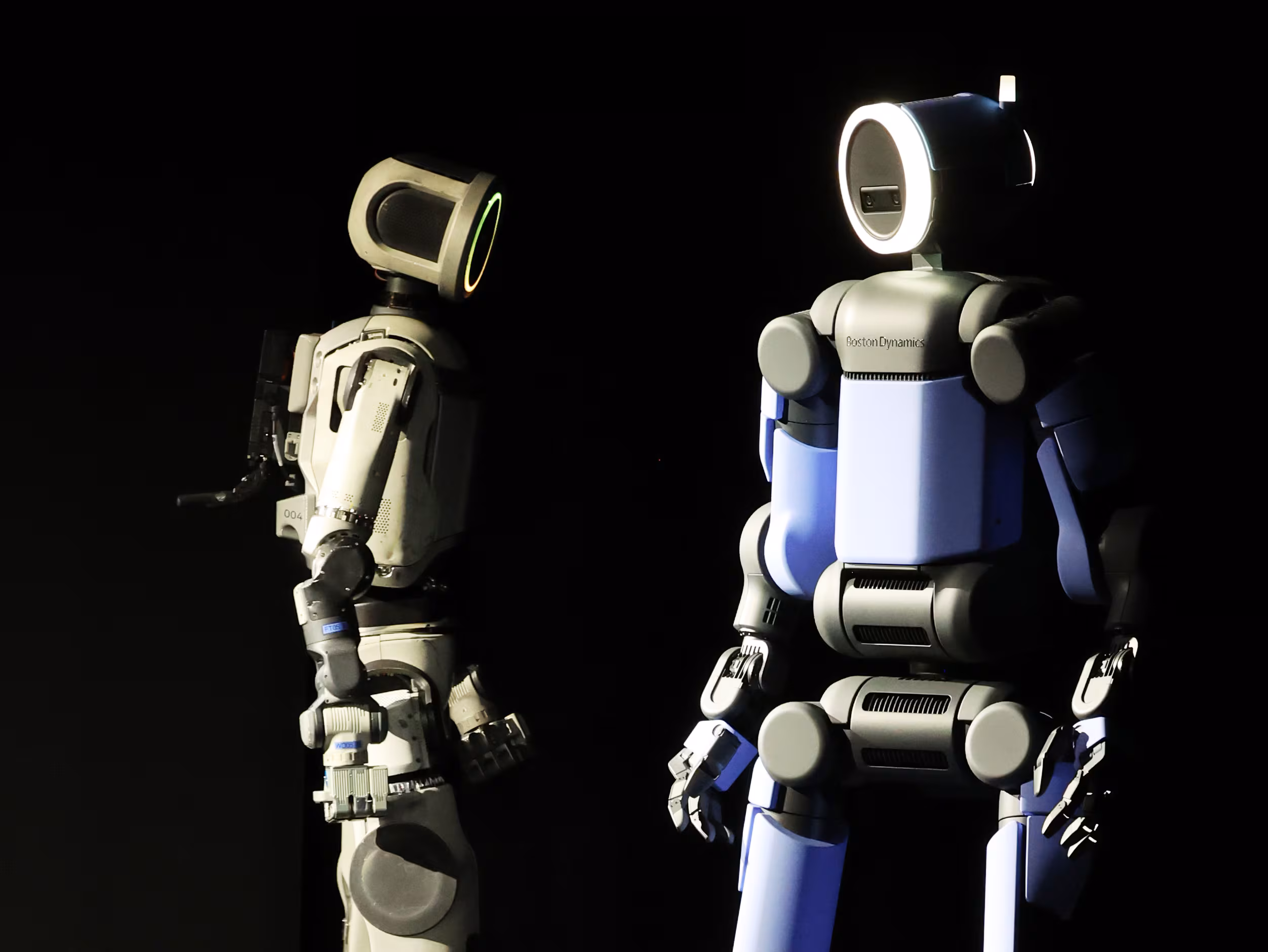 세계 최대 가전·IT 전시회 'CES 2026' 개막을 하루 앞둔 지난 5일(현지시각) 미국 네바다주 라스베이거스 만달레이베이에서 열린 현대차그룹 프레스 컨퍼런스에서 휴머노이드 아틀라스 시제품(왼쪽)과 아틀라스 개발형 모델이 무대에 공개돼 있다. /뉴스1 