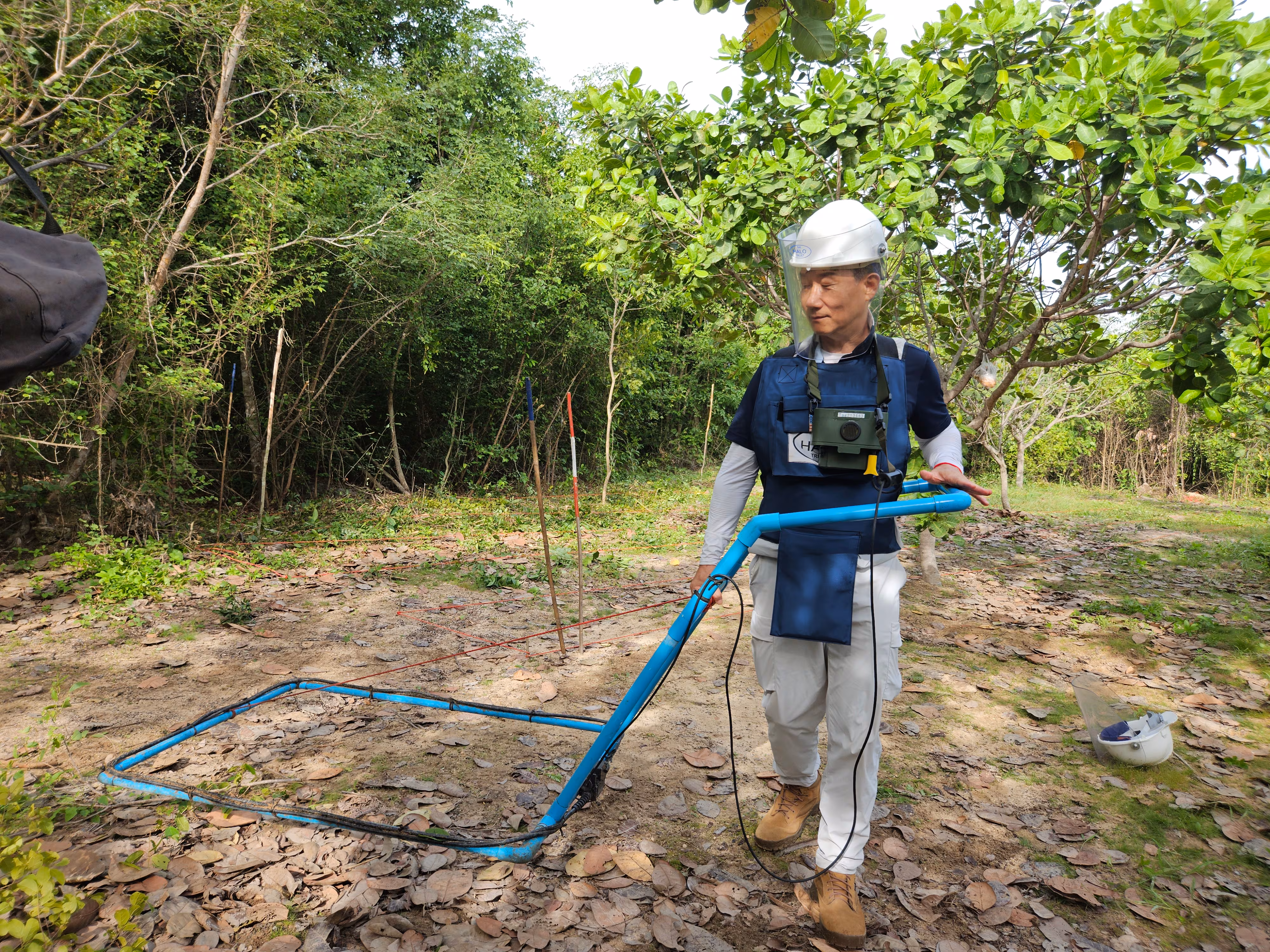 정태성 지뢰대응기술협회 사무국장이 지난해 1월 캄보디아 바탐방에서 지뢰 제거 장비 성능을 점검하고 있다. /본인 제공