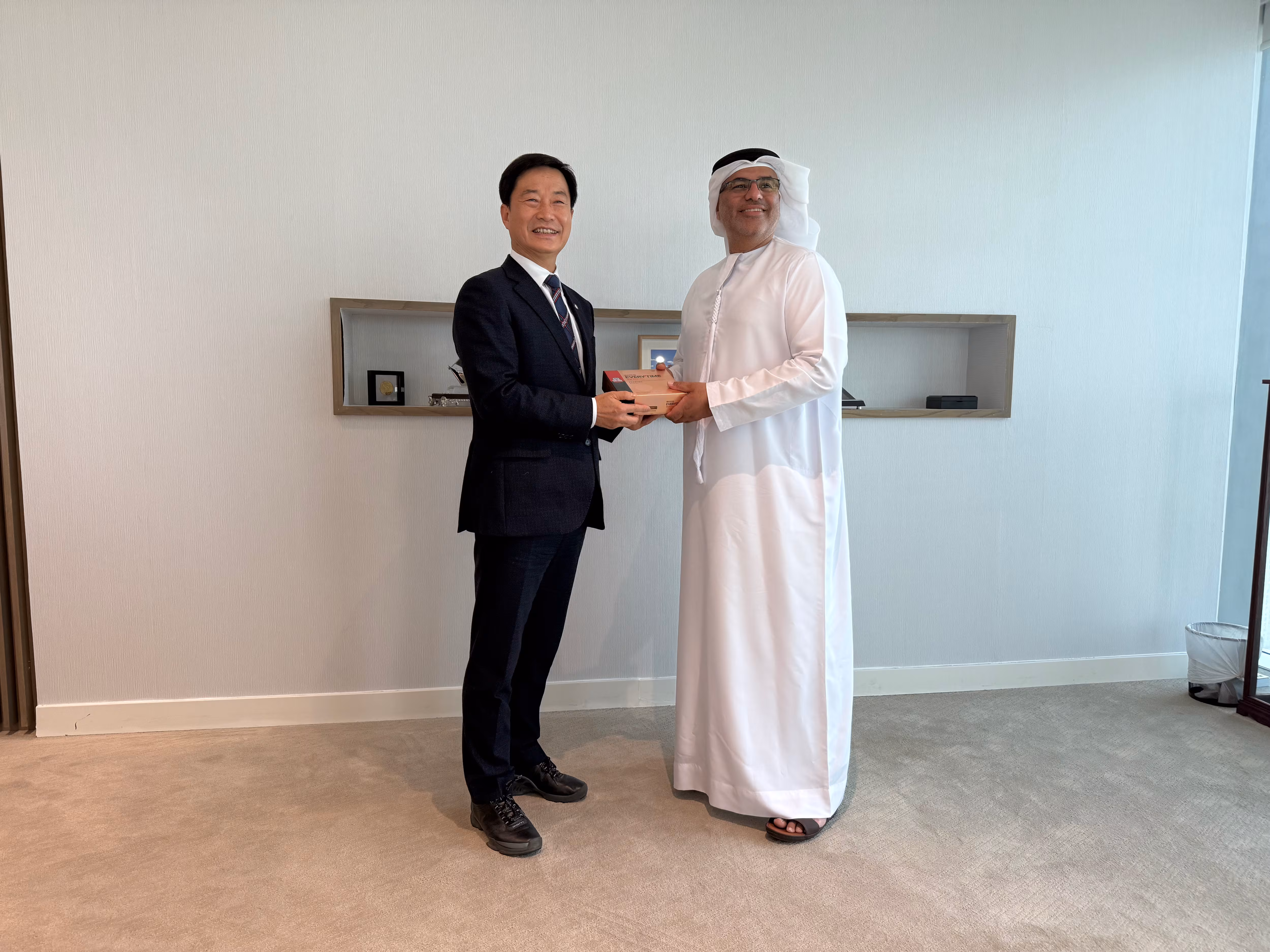 김명섭 한국특허기술진흥원 원장이 5일(현지시각) 아랍에미리트(UAE) 경제관광부 지식재산분야 차관보 압델라만 알무아이니(Abdelrahman Almuaini)와 고위급 회담을 가졌다./한국특허기술진흥원