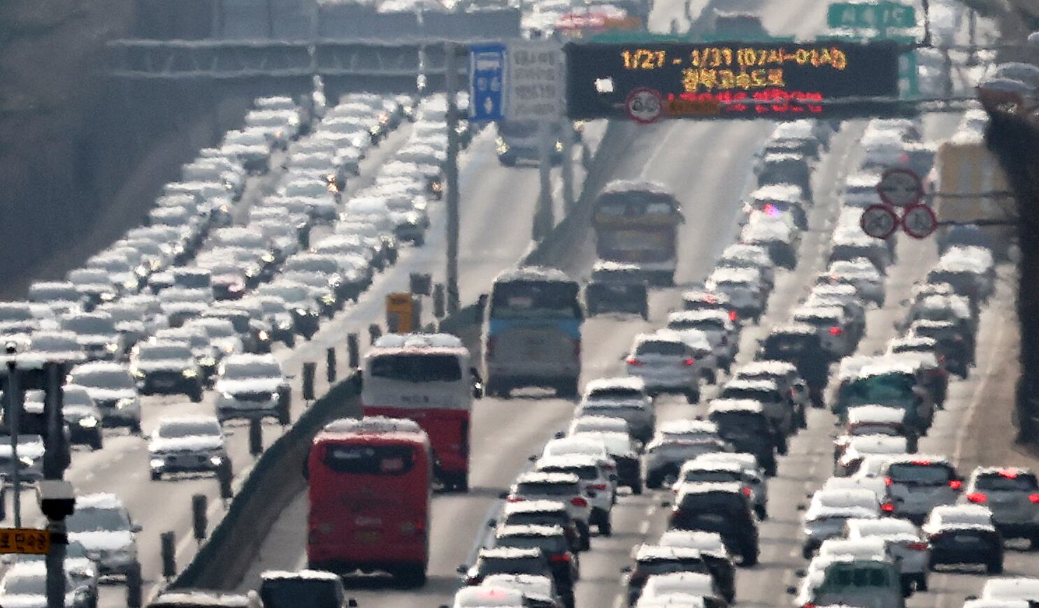 서울 서초구 잠원IC 인근 경부고속도로 상행선(왼쪽)·하행선 방향 차량들이 일제히 서행하는 모습. /뉴스1