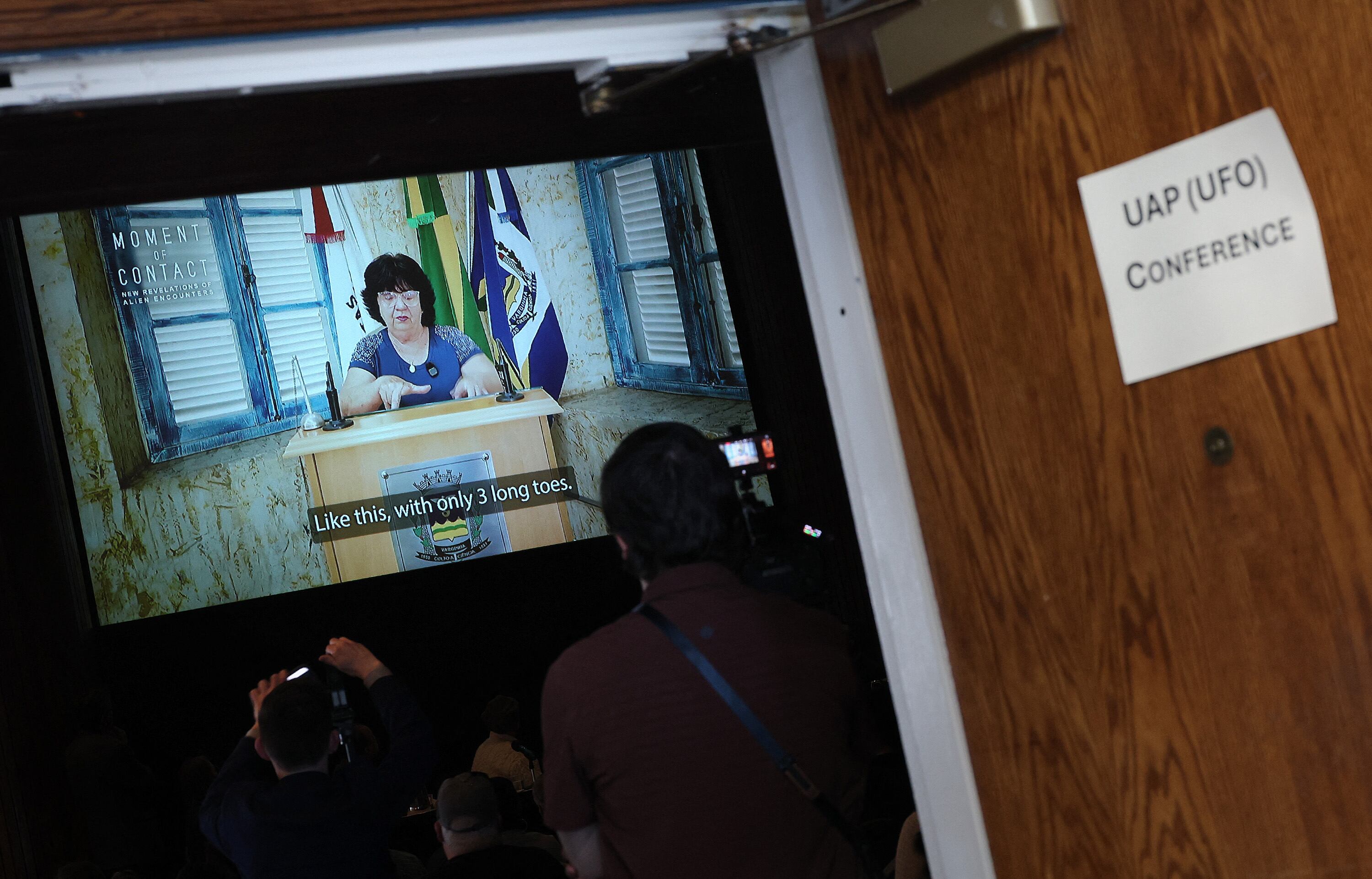 1996년 브라질 UFO 사건에 대한 목격자 증언이 2026년 1월 20일 워싱턴 DC 내셔널 프레스 클럽에서 열린 UAP와 UFO 조우에 대한 기자회견에서 발표되고 있다. /연합뉴스