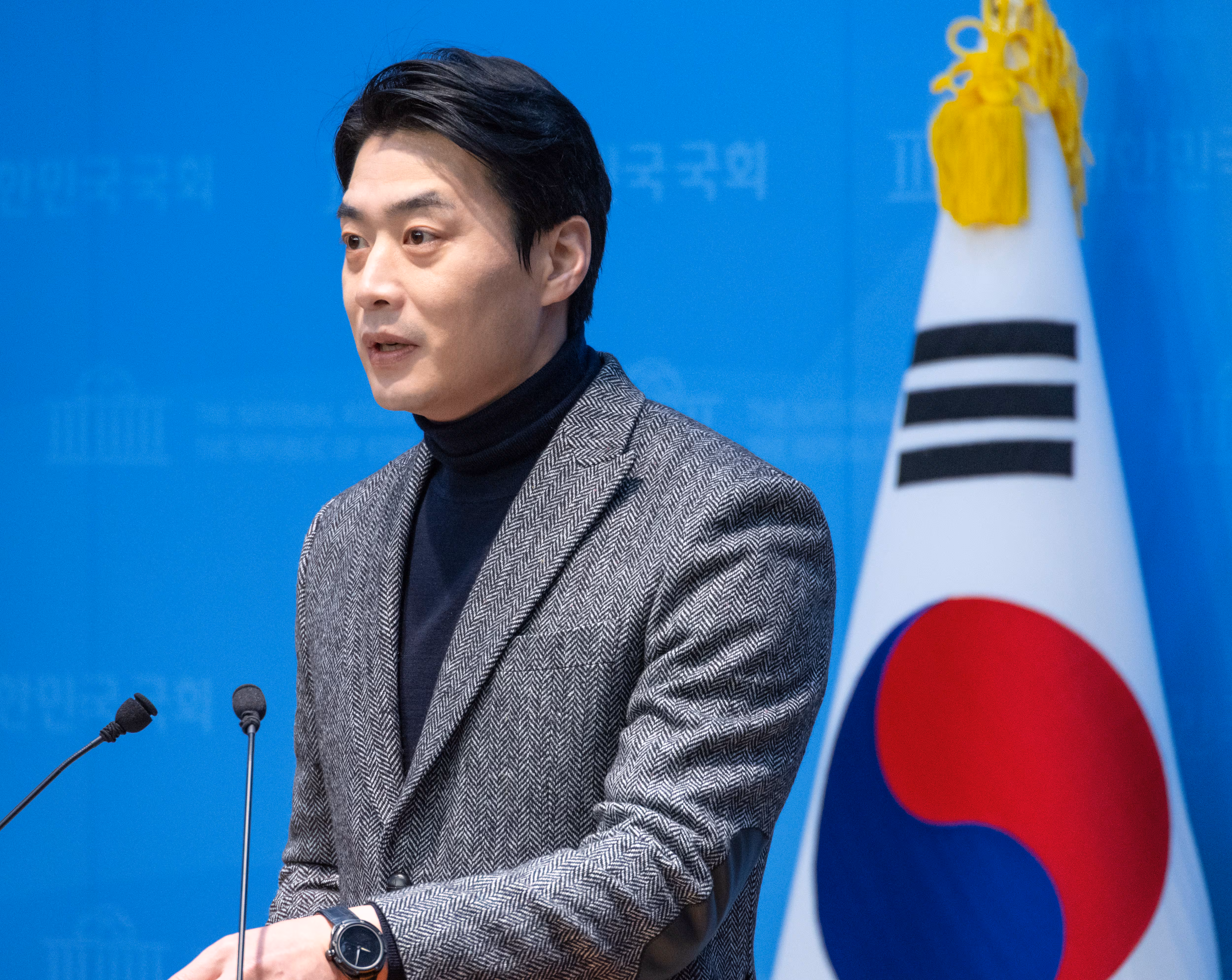 더불어민주당 한준호 의원이 1일 국회 소통관에서 민주당 정청래 대표가 제의했던 조국혁신당에 대한 합당 제안 철회를 요청하는 기자회견을 하고 있다./연합뉴스