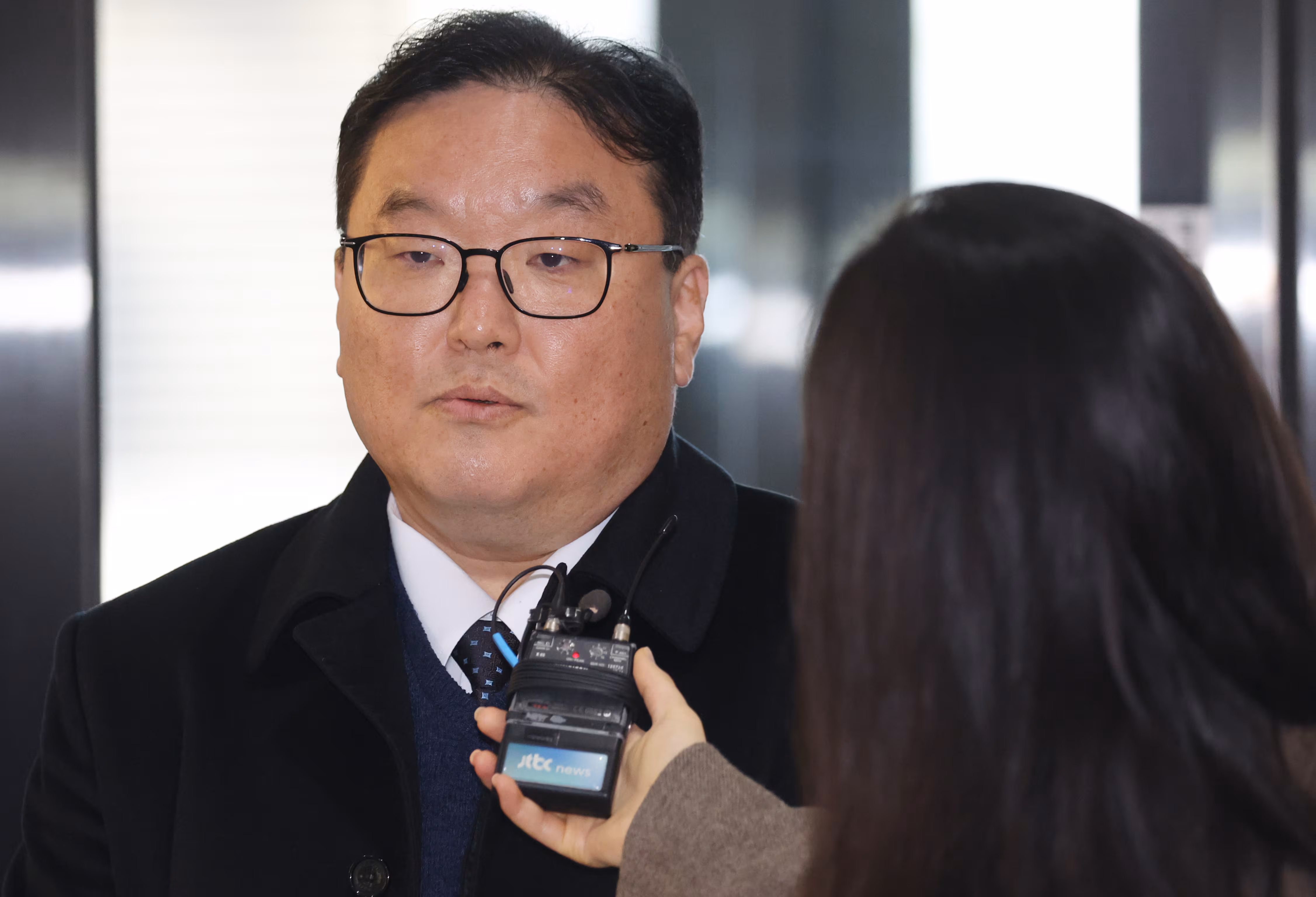 엄희준 광주고검 검사(전 인천지검 부평지청장)이 지난 19일 오전 서울 서초구 쿠팡 퇴직금 미지급 사건 수사 무마 의혹을 수사하는 상설특검팀(특별검사 안권섭)에서 조사를 받기 위해 출석하고 있다. /뉴스1