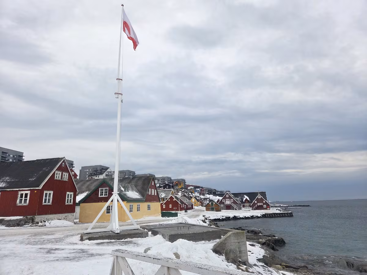 지난달 24일(현지시각) 누크 해변에 그린란드기가 펄럭이고 있다. /연합뉴스