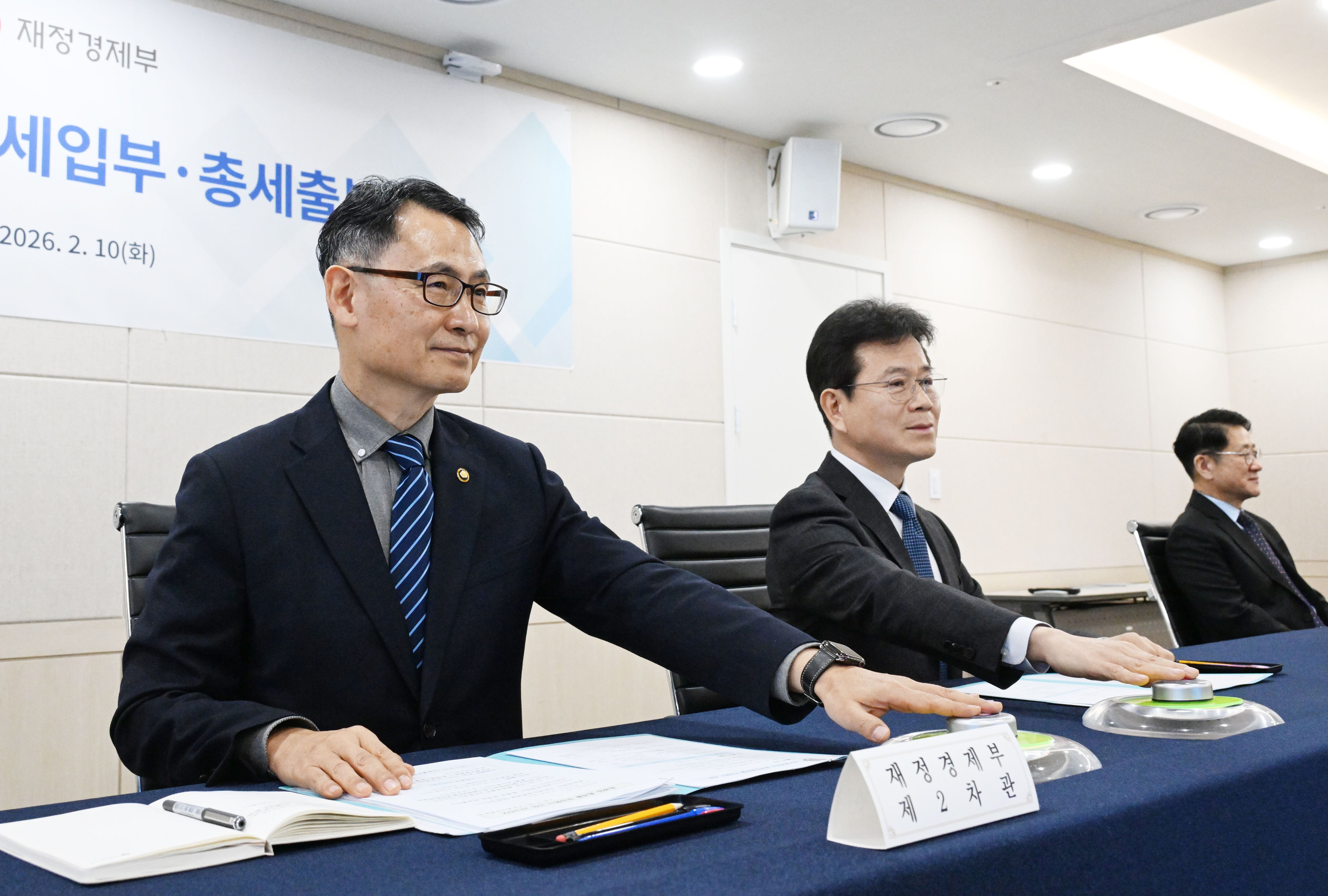 허장 재정경제부 2차관이 10일 서울 용산구 한국재정정보원에서 열린 '2025회계연도 총세입부·총세출부 마감행사'에서 이남구 감사원 감사위원(오른쪽)과 함께 세입.세출 실적을 확정하고 있다. /재정경제부 제공