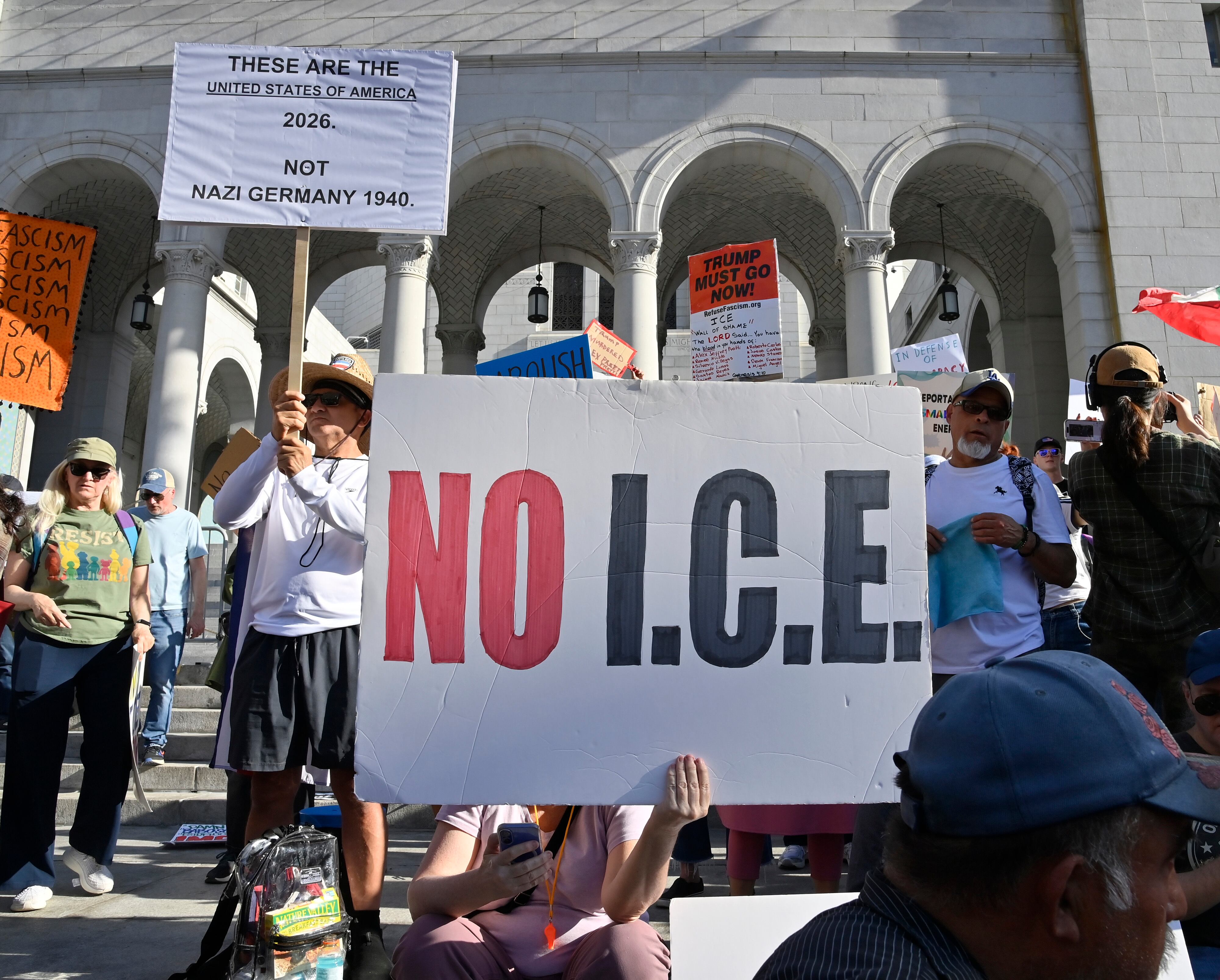 지난달 31일(현지 시각) 미 로스앤젤레스(LA) 시청 앞에서 열린 미 이민세관단속국(ICE) 반대 시위 / UPI=연합