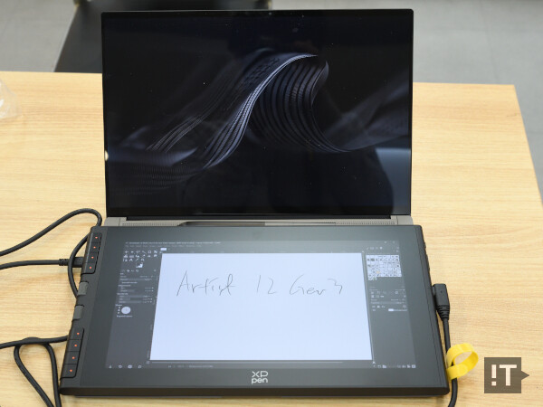 휴대도 편리하고 노트북 PC와 케이블 한 개로 연결해 쓸 수 있다. / 권용만 기자