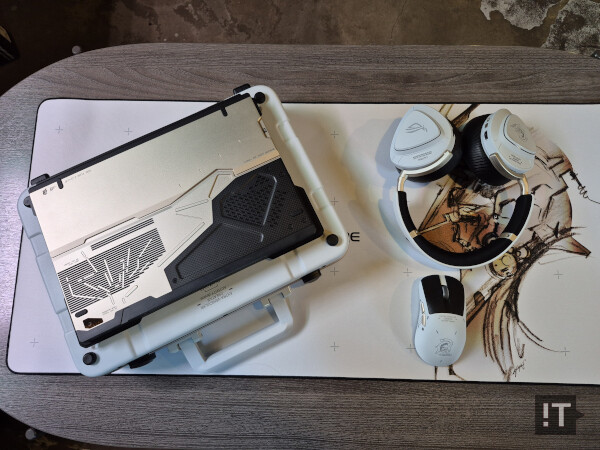 에이수스와 코지마 프로덕션의 협업으로 나온 특별판 제품들 / 권용만 기자