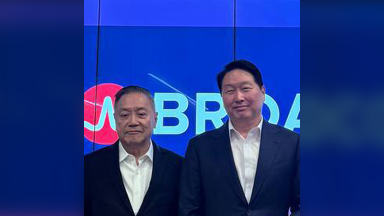 최태원 SK그룹 회장(오른쪽)과 혹 탄 브로드컴 CEO / SK그룹