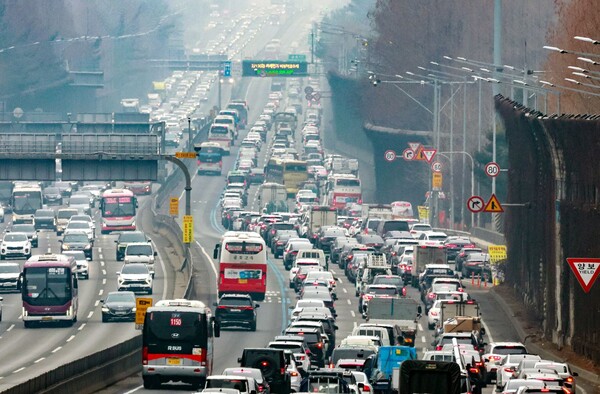 서울 서초구 잠원IC 인근 경부고속도로 하행선에 차량들이 줄지어 이동하고 있다. / 뉴스1