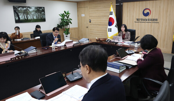 송경희 개인정보보호위원장이 1월 28일 서울 종로구 정부서울청사에서 열린 개인정보보호위원회 전체회의에서 모두발언을 하고 있다. / 뉴스1