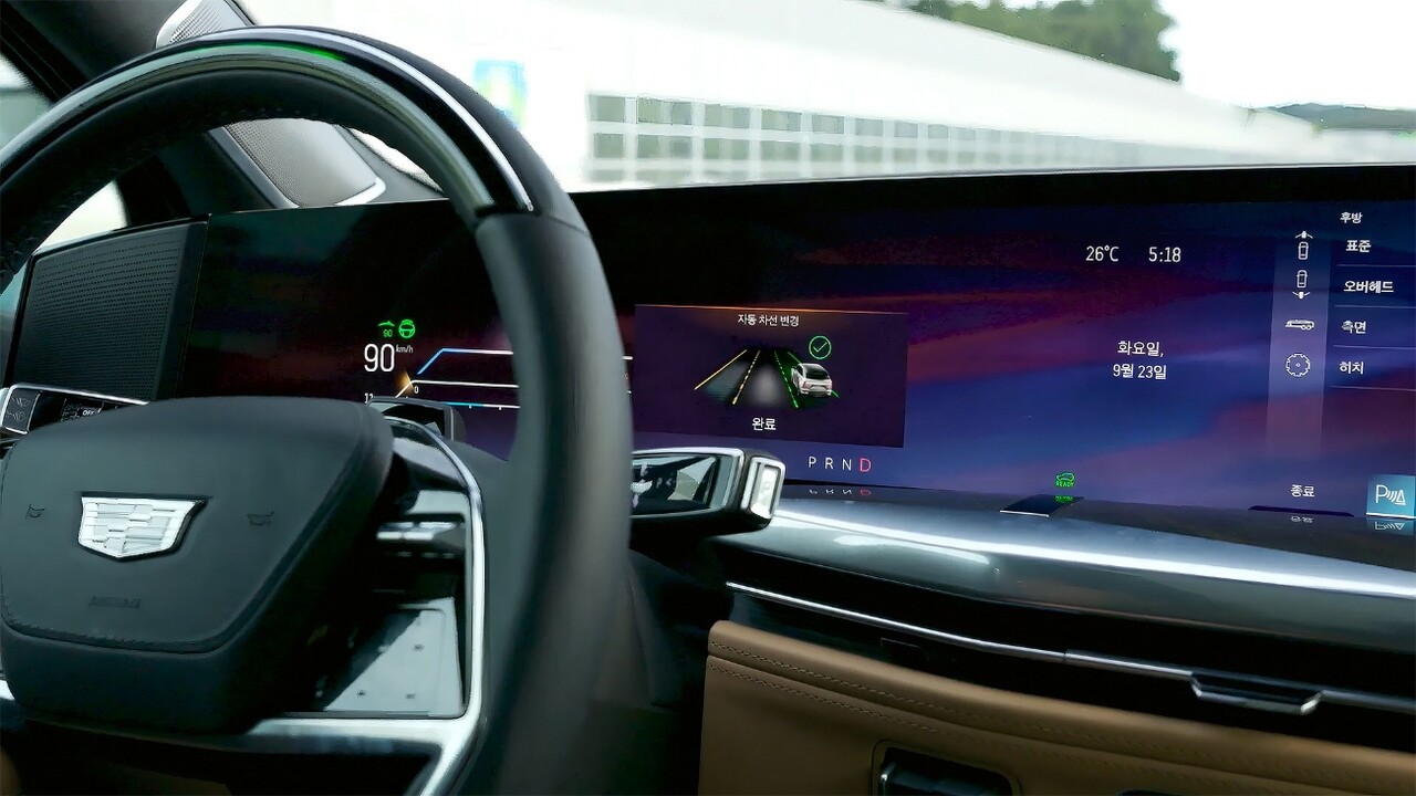 슈퍼크루즈를 이용해 주행하고 있는 모습. / 한국GM