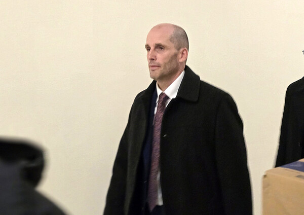 해롤드 로저스 한국 쿠팡 임시대표가 23일(현지시각) 워싱턴DC 의사당에서 열린 한국의 쿠팡 차별 대우에 대한 미 하원 조사에서 증언한 후 귀가하고 있다. / 뉴스1