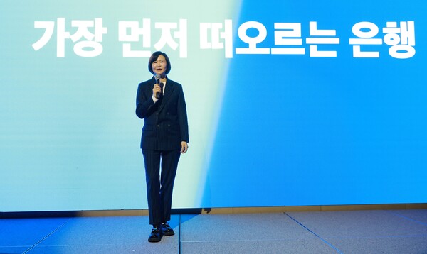 이은미 토스뱅크 대표가 지난해 4월 열린 미디어데이에서 토스뱅크의 중장기 전략에 대해 말하고 있다/토스뱅크