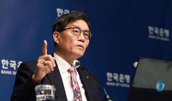 이창용 총재가 26일 서울 중구 한은 본관에서 열린 기자간담회에서 질문에 답하고 있다/한국은행