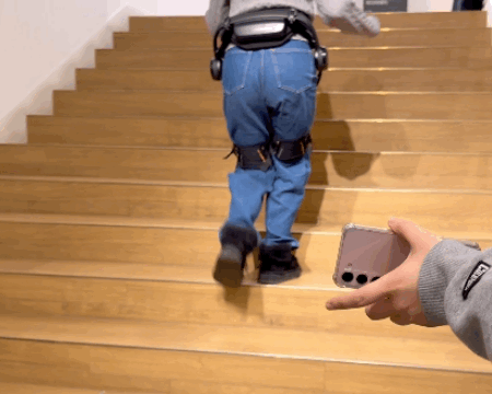 하이퍼쉘 울트라를 착용한 후 계단을 뛰어 올라가는 모습. 목적에 따라 움직임 보조 강도를 조절하며 신체 부담을 줄일 수 있다. / 김경아 기자