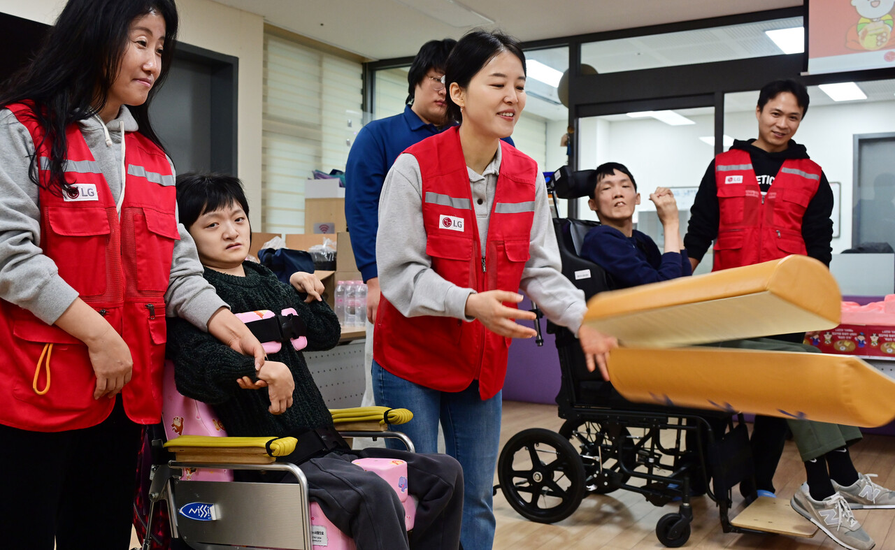 LG전자 '라이프스굿 봉사단' 인원들이 설 연휴를 앞둔 5일 염리장애인주간보호센터를 찾아 이용 장애인들과 함께 윷놀이를 하며 즐거운 시간을 보냈다. / LG전자