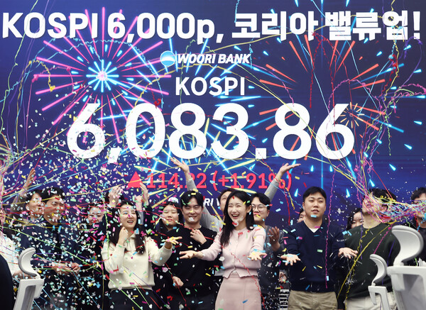 25일 서울 중구 우리은행 본점 딜링룸에서 직원들이 6000선 돌파를 기념하는 세리모니를 하고 있다. / 뉴스1