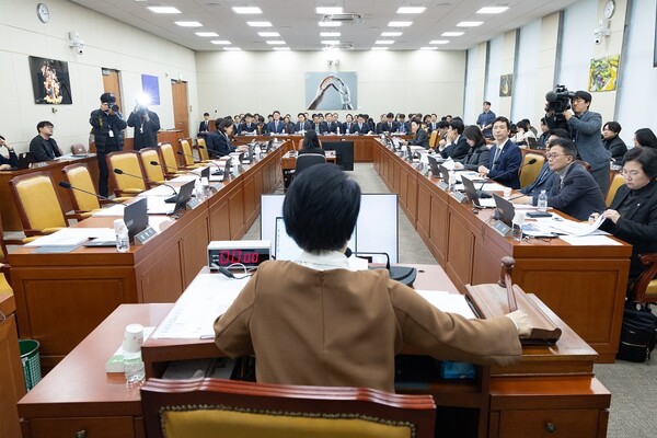 25일 서울 여의도 국회에서 열린 제432회국회(임시회) 과학기술정보방송통신위원회 제3차 전체회의에서 최민희 위원장이 의사봉을 두드리는 가운데 국민의힘 위원들의 빈자리가 보이고 있다.