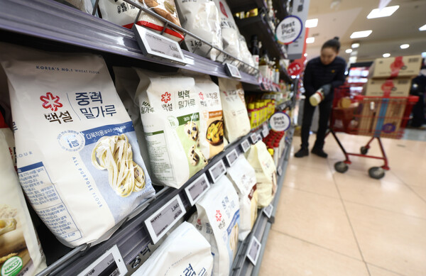 서울 시내 마트 밀가루 코너. / 뉴스1