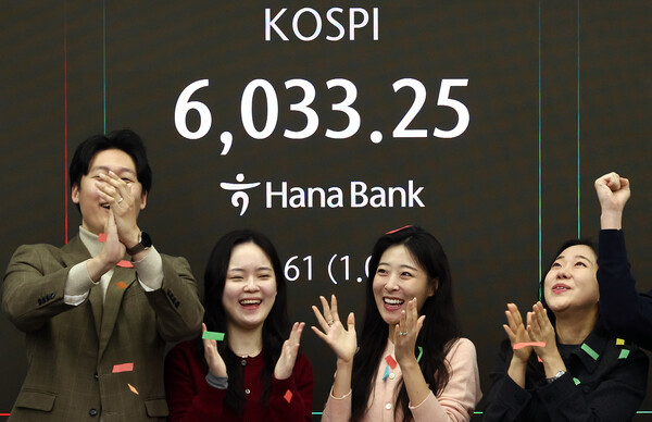 코스피 지수가 장 시작과 함께 6000포인트를 돌파한 25일 오전 서울 중구 하나은행 본점 딜링룸 전광판에 증시 시황이 표시되어 있다. / 뉴스1
