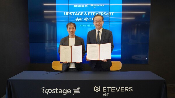 왼쪽부터, 업스테이지 김성훈 대표이사와 에티버스이비티 김황 대표이사가 총판 계약 체결 후 기념사진을 촬영하고 있다. / 업스테이지