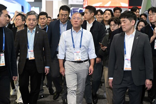 정의선 현대차그룹 회장이 세계 최대 가전·정보기술(IT) 전시회 'CES 2026'가 개막한 1월 6일(현지시각) 미국 네바다주 라스베이거스 컨벤션센터에 마련된 현대차그룹 부스를 둘러본 후 퀄컴 부스로 향하고 있다. / 공동취재단, 뉴스1