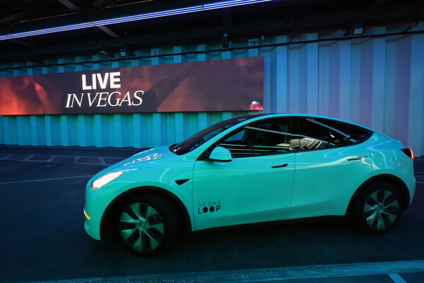 세계 최대 IT(정보기술)·가전 전시회 'CES 2026' 개막을 하루 앞둔 1월 5일(현지시각) 미국 네바다주 라스베이거스 컨벤션센터(LVCC)에서 테슬라의 '베가스 루프'가 관객들의 운영되고 있다. / 뉴스1