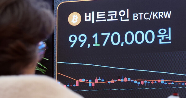 지난 19일 서울 강남구 빗썸 라운지 전광판에 비트코인 거래 가격이 표시되고 있다. / 뉴스1