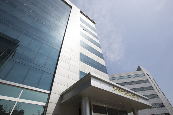 동아쏘시오홀딩스 사옥 전경. / 동아쏘시오홀딩스