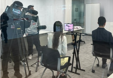 택시 뒷자석에 승객이 탑승해서 태블릿의 AI 휴먼을 통해 통역, 관광 안내 등을 받는 시연 모습. / 이스트소프트