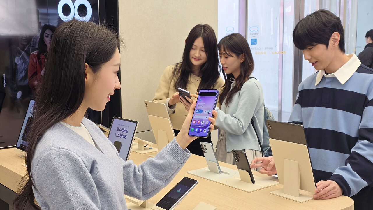 삼성 강남에 오픈한 '갤럭시 스튜디오'에서 방문객들이 '갤럭시 S26 울트라'의 '프라이버시 디스플레이' 기능을 체험하는 모습 / 삼성전자