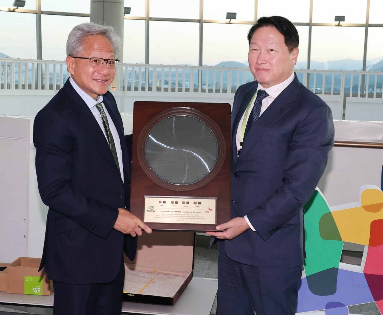 최태원 SK그룹 회장이 2025년 10월 31일 경주 APEC CEO 서밋이 개최된 경주아트센터에서 젠슨 황 엔비디아 CEO와 감사패를 들고 기념촬영을 하고 있다. / 최태원 SK그룹 회장 링크드인