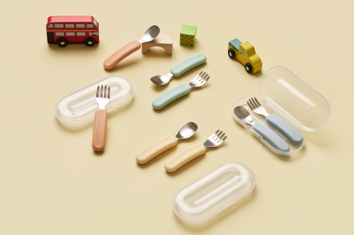 유아용품 전문 기업 에디슨(Edison)이 식사 지원 신제품 ‘이지그립 스푼포크 세트’와 ‘뉴프렌즈 4종 케이스 세트’를 출시했다. / 에디슨