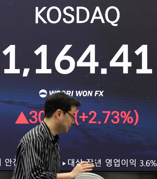 1월 29일 오후 서울 중구 우리은행 본점 딜링룸 전광판에 증시 현황이 표시되어 있다. /뉴스1