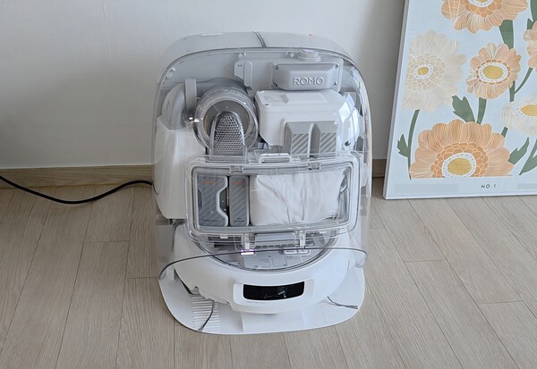 DJI가 선보인 올인원 로봇청소기 '로모' 최상위 모델 '로모P' 제품. / 이선율 기자