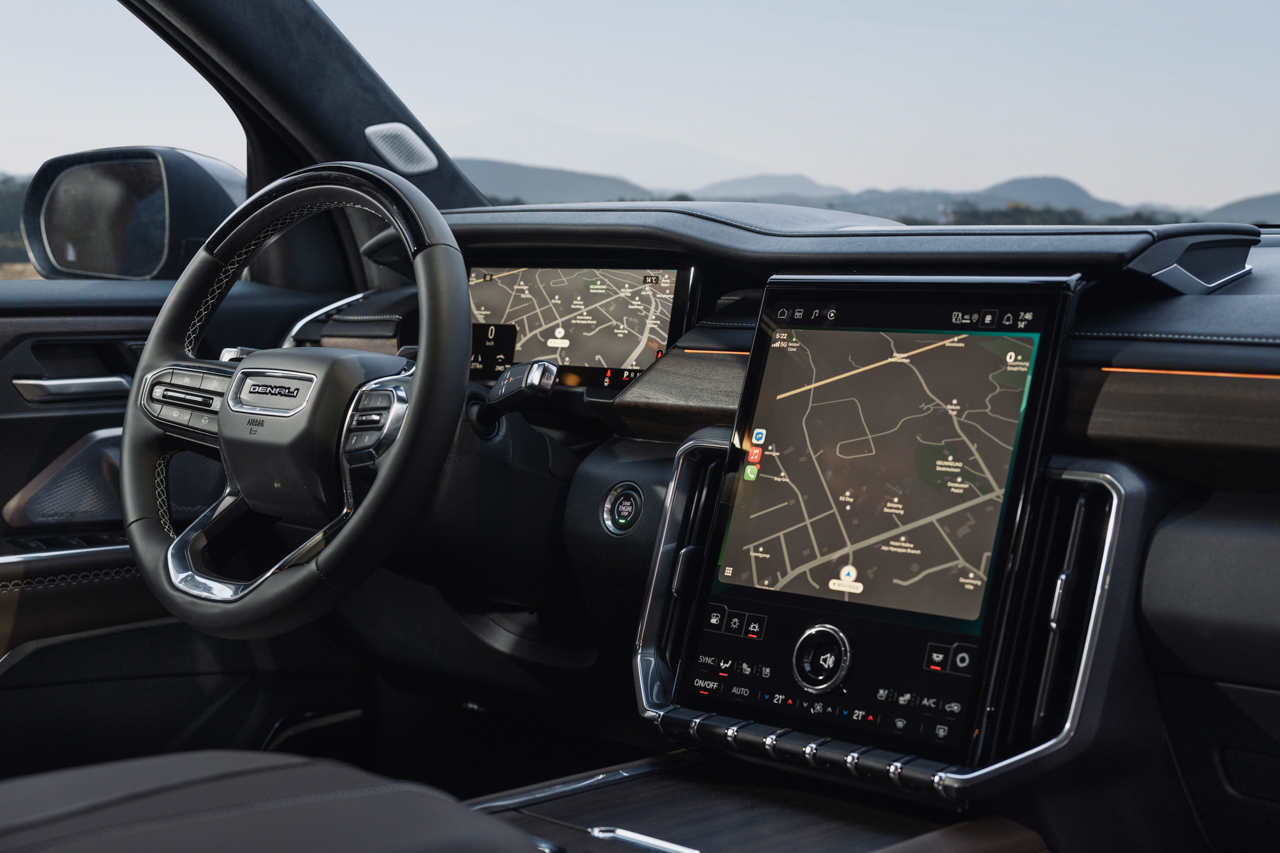 GMC 아카디아는 누구 오토, 티맵 오토 등을 탑재해 디지털 경험을 강화한 것이 특징이다. / GM 한국사업장