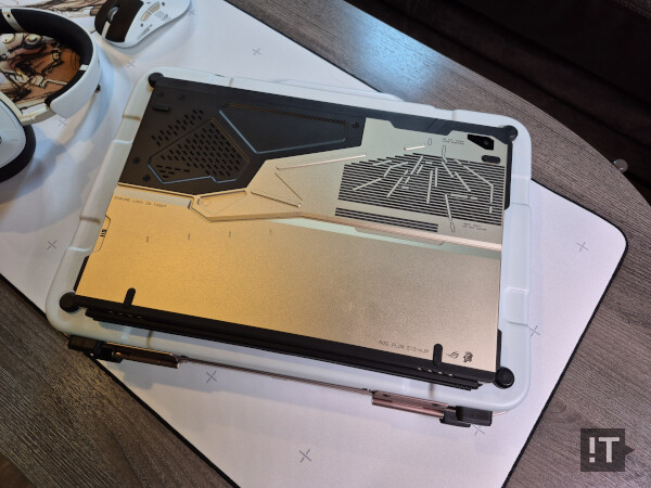 신카와 요지의 콘셉트 아트 디자인이 적용된 ‘ROG 플로우 Z13-KJP’ / 권용만 기자