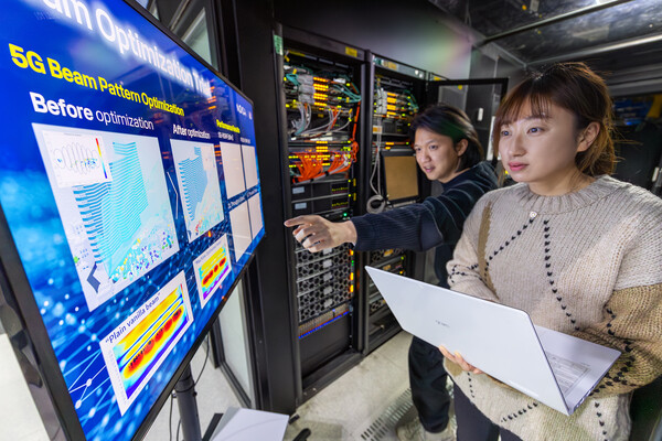 KT 직원들이 빔패턴 최적화 기술 검증을 진행하고 있다. / KT