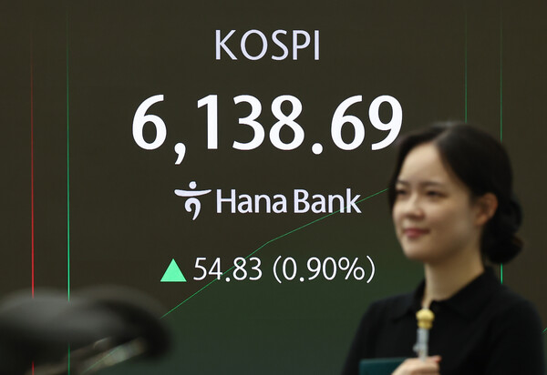 26일 서울 중구 하나은행 딜링룸 전광판에 코스피 등 시황이 표시되고 있다. / 뉴스1