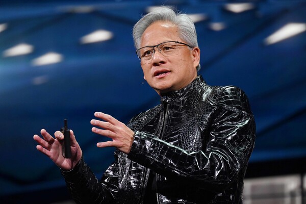 젠슨 황 엔비디아 최고경영자(CEO)가 지난 1월 5일(현지시각) 미국 네바다주 라스베이거스 퐁텐블루에서 열린 엔비디아 CES 2026 라이브에서 특별연설을 하고 있다. / 뉴스1