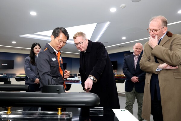 콜린 크룩스(Colin Crooks) 주한 영국 대사(가운데)가  27일 한화오션 거제사업장을 방문해 정승균 한화오션 특수선해외사업단장(왼쪽)으로부터 ‘캐나다 초계 잠수함 프로젝트’(CPSP) 사업에 제안한 장보고-Ⅲ 배치-Ⅱ 잠수함 모형에 대한 설명을 듣고 있다. / 한화오션