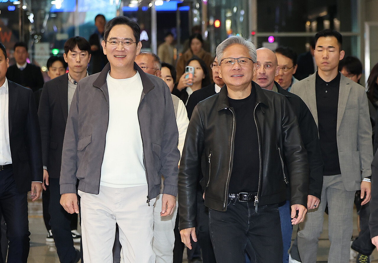이재용 삼성전자 회장과 젠슨 황 엔비디아 최고경영자(CEO)가 2025년 10월 30일 오후 서울 강남구 코엑스에서 열리는 엔비디아 그래픽카드(GPU) '지포스'의 한국 출시 25주년 행사에 참석하기 위해 이동하고 있다. / 뉴스1