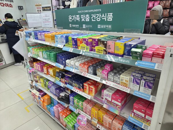 서울 영등포구 다이소 매장 내 건강식품 진열대. / 이선율 기자