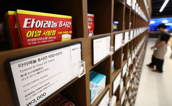 서울 시내의 약국에 타이레놀이 진열돼 있다. / 뉴스1